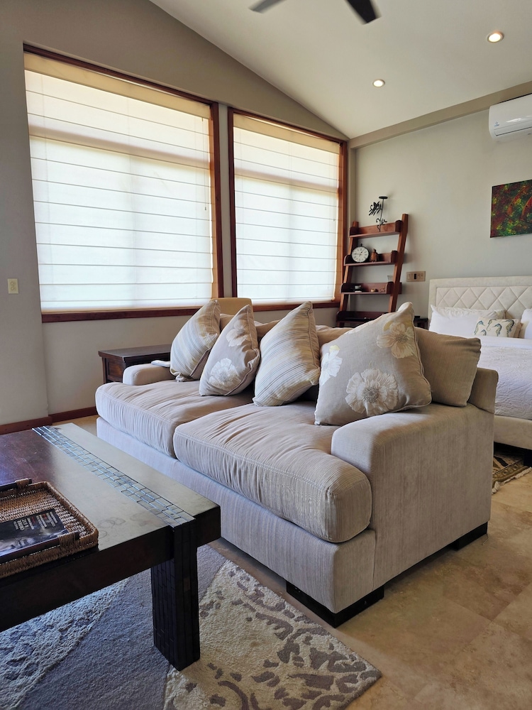 Grand Condo, 3 Bedrooms, Sea View, Poolside