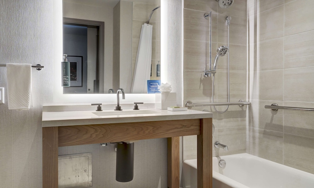 Room, 1 King Bed, Accessible, Bathtub (University View) - Photo 2