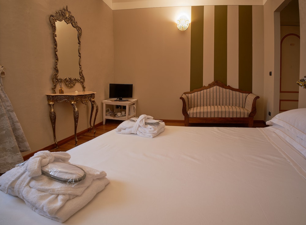 Deluxe Double Room, 1 Queen Bed, Non Smoking photo 3