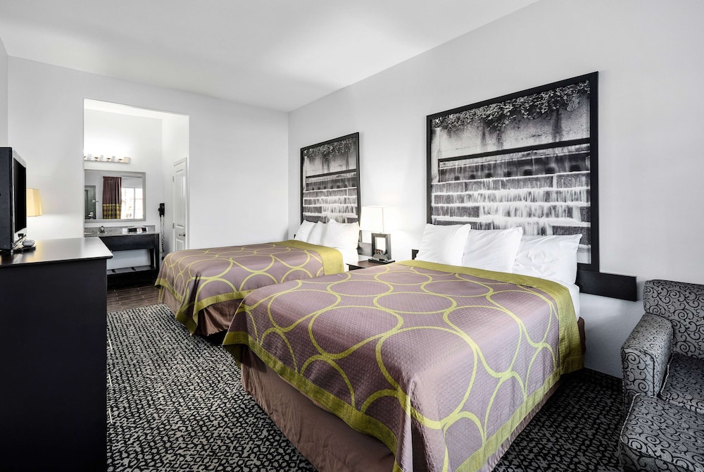 Room, 2 Queen Beds, Smoking - Photo 1
