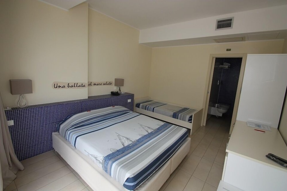 Comfort Triple Room, Ensuite, Sea View (Ballata Del Mare Salato) photo 2