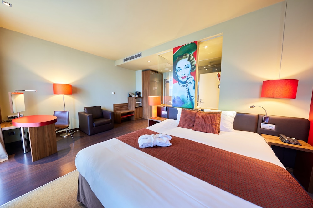 Standard Room, 1 King Bed, Non Smoking (Efficiency) - Photo 2