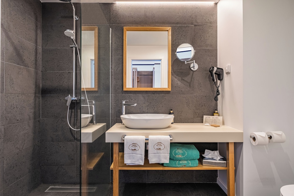 Superior Twin Room with Sea View - Photo 2