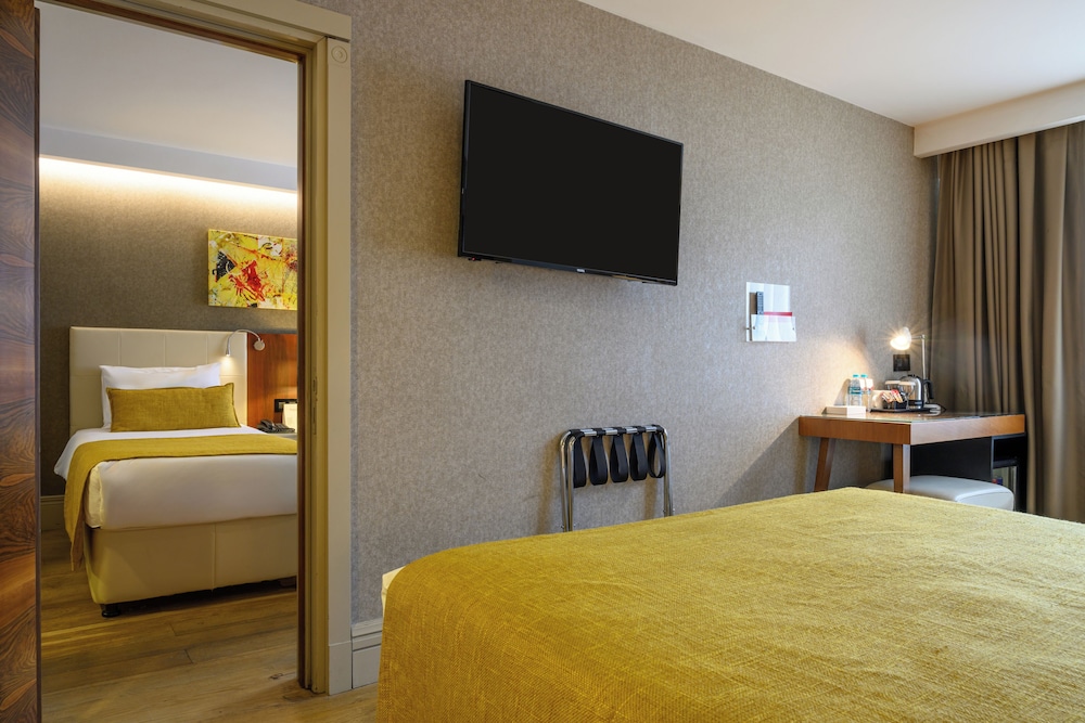 1 Double Bed and 2 Single Beds, Family Suite, Non-Smoking photo 2