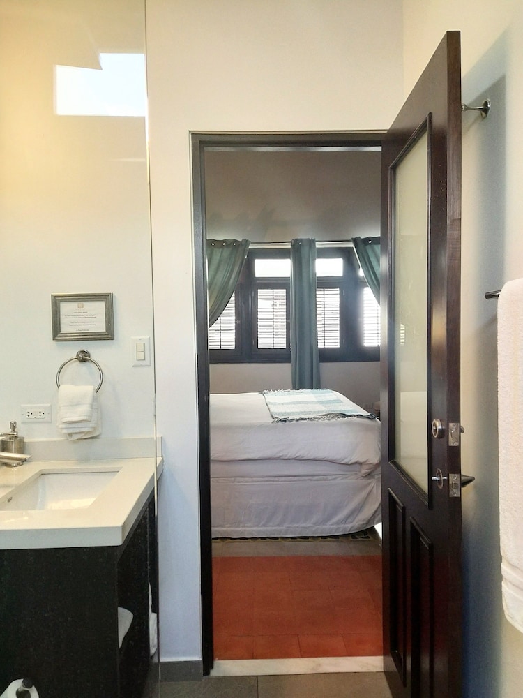 Deluxe Suite, 1 King Bed, Balcony - Photo 3