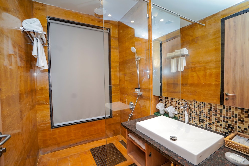 Elegant Room with Balcony - Photo 3
