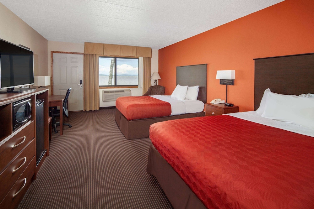 Luxury Room, 2 Queen Beds, Non Smoking, Lake View photo 2