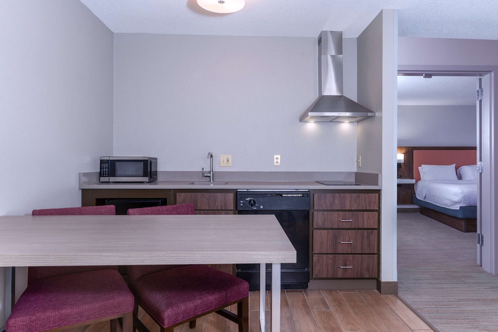 One Bedroom Suite, One King Bed, Non-Smoking - Photo 4
