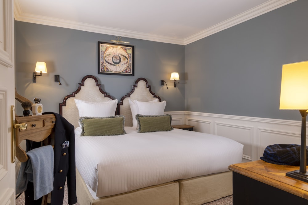 Superior Suite - Photo 15
