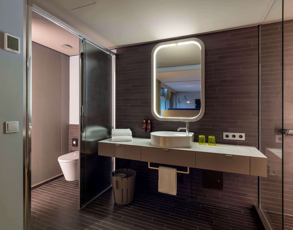 Executive Room (Larger Room) - Photo 9
