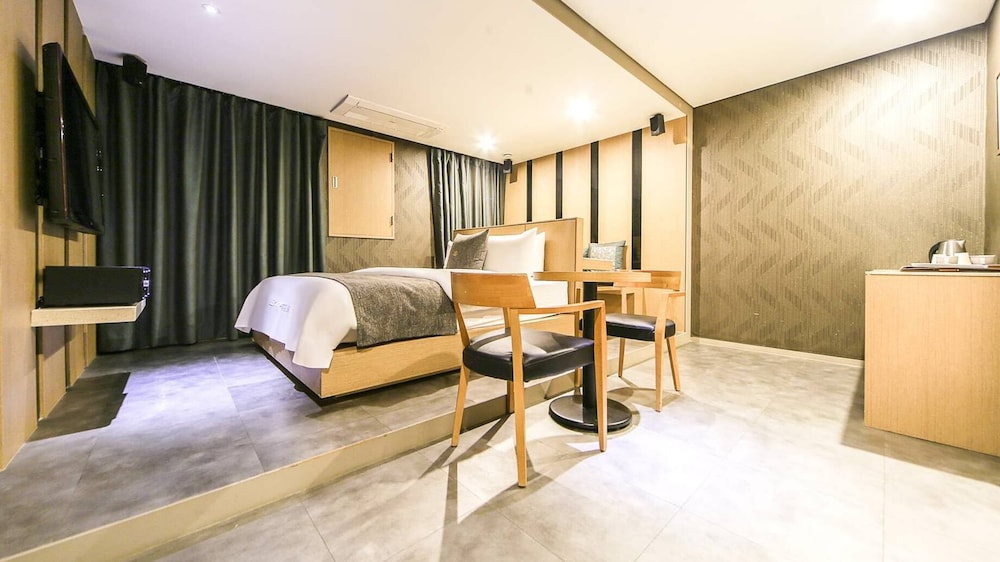 Deluxe Room (Extra fee applies for 2+ consecutive nights stay) photo 2