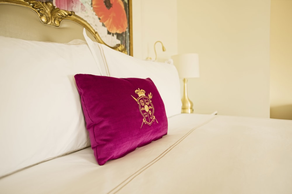 Deluxe Room, 1 King Bed photo 2