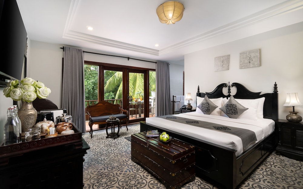 Royal Suite with Bathtub - Daily Afternoon Tea