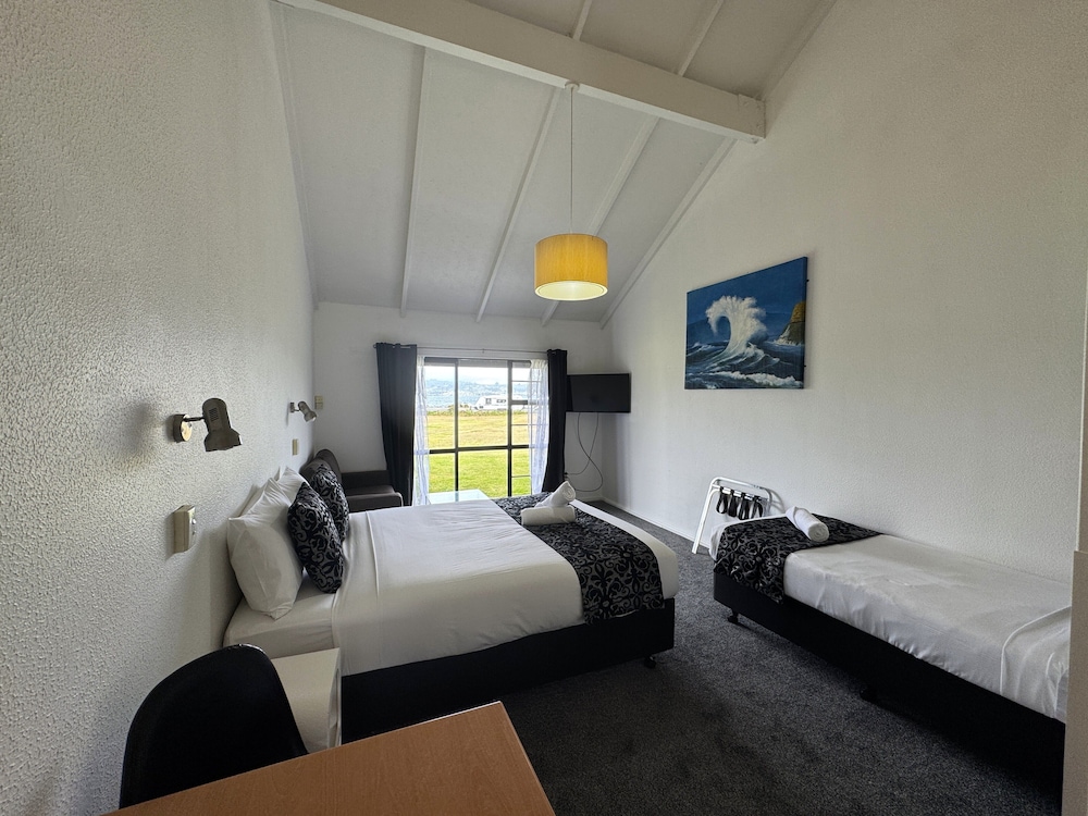 Accessible Lakeview Queen Studio