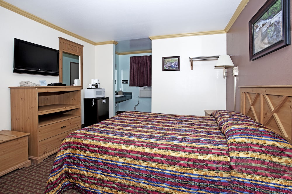 Single Room, 1 Queen Bed, Accessible photo 2