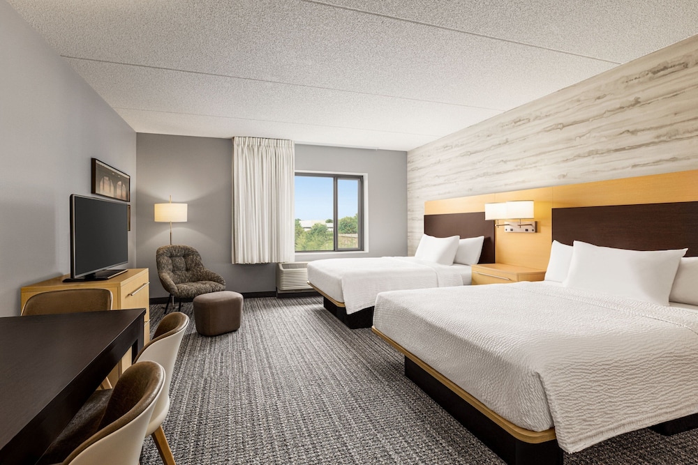 Business Studio, 2 Queen Beds (Hearing Accessible)