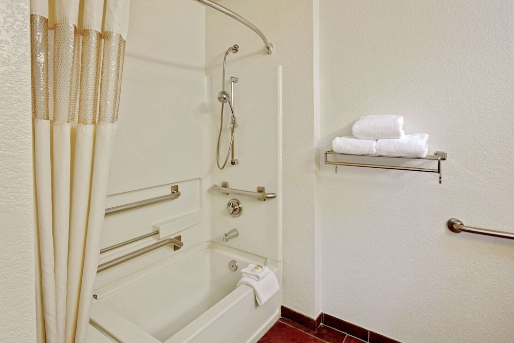 Room, 1 Queen Bed, Accessible, Non Smoking (Mobility Accessible) - Photo 5