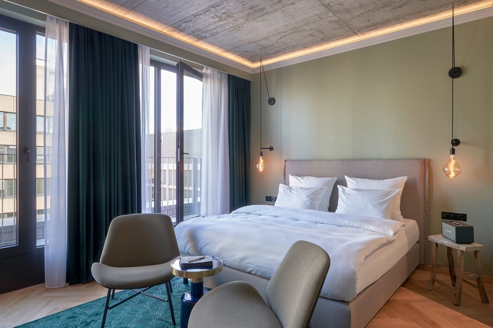 Room, 1 King Bed, Balcony - Photo 1