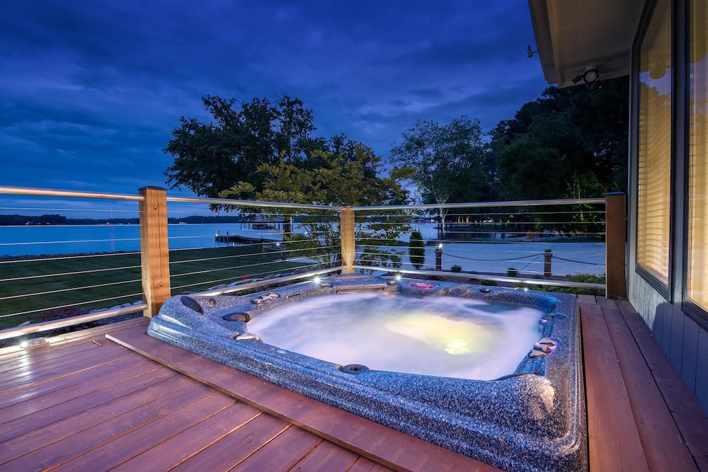 House, Multiple Beds, Lake View (Lake Norman Breakaway) photo 2
