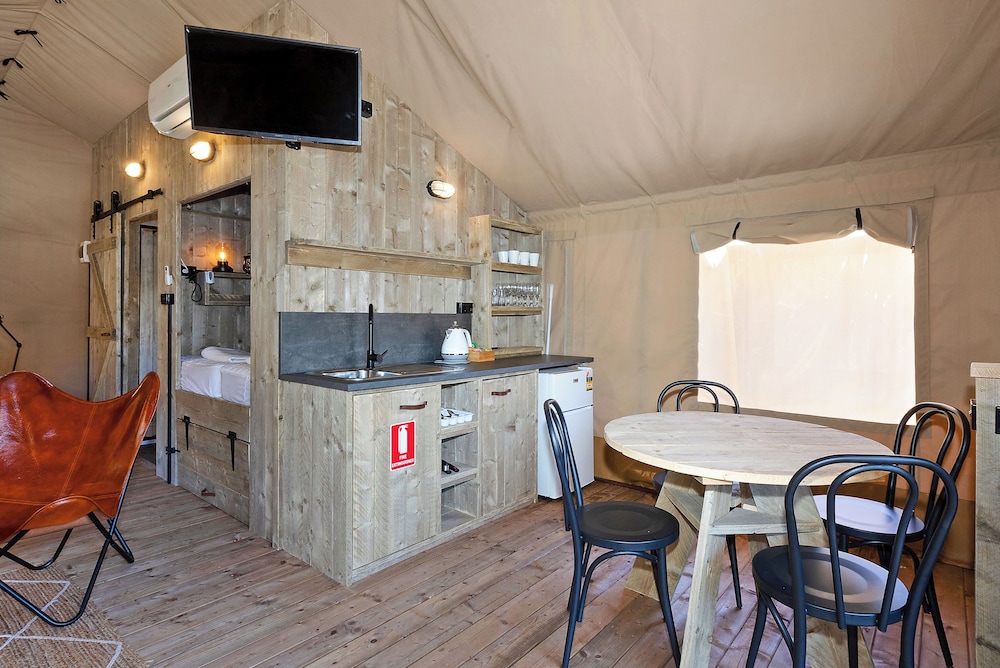 Superior Safari Tent - Sleeps 4 photo 3