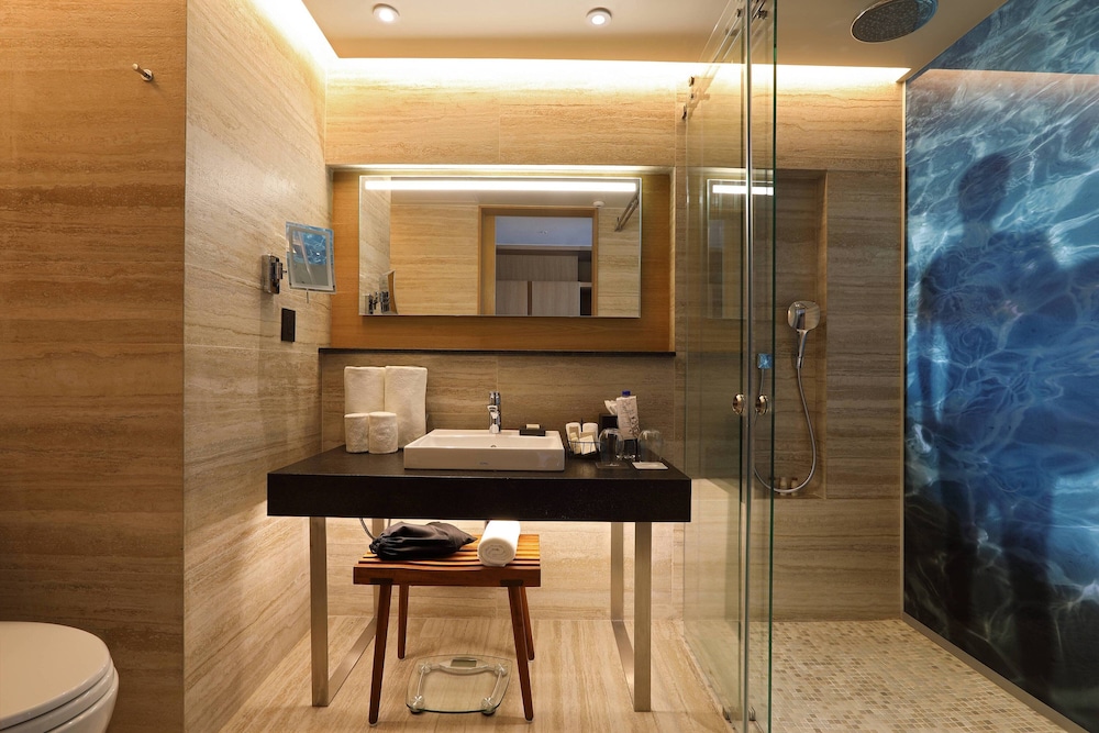 Deluxe Room, 1 King Bed with Sofa bed, Balcony - Photo 9
