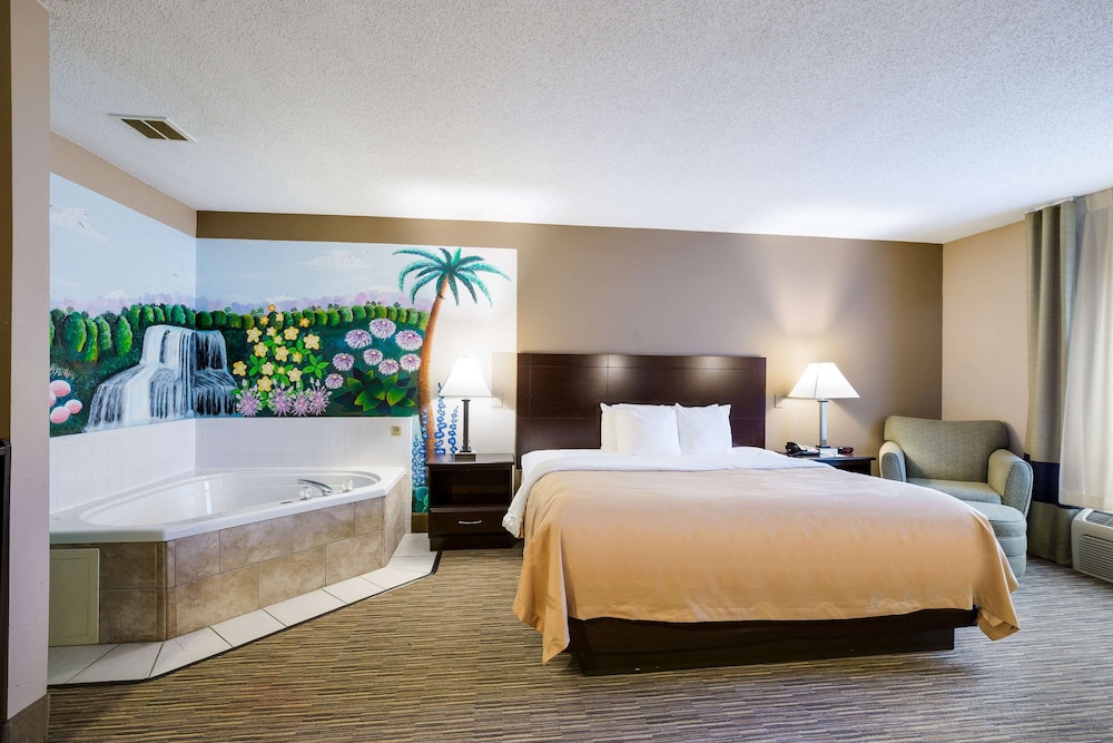 1 King Bed, In-Room Whirlpool, Non Smoking photo 2