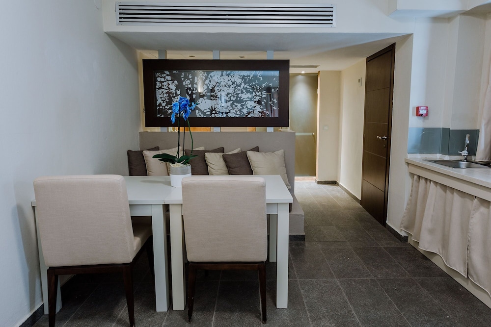 Executive Suite - Photo 4