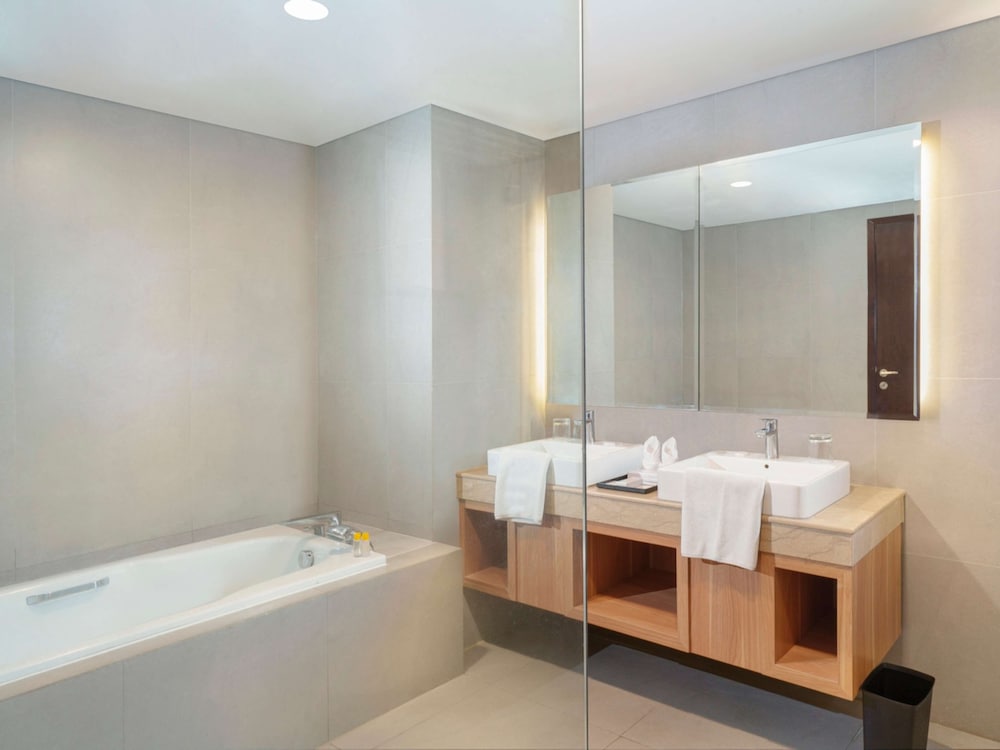 Junior Suite, 1 King Bed, Bathtub, City View - Photo 5