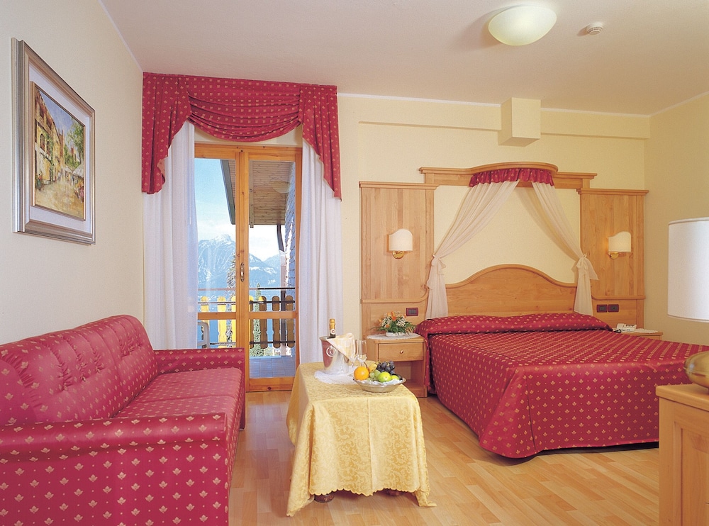 Romantic Junior Suite with 2 balconies, Partial Lake-View photo 2