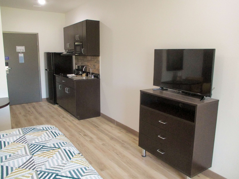 Deluxe Room, 1 King Bed, Non Smoking, Kitchenette - Photo 2