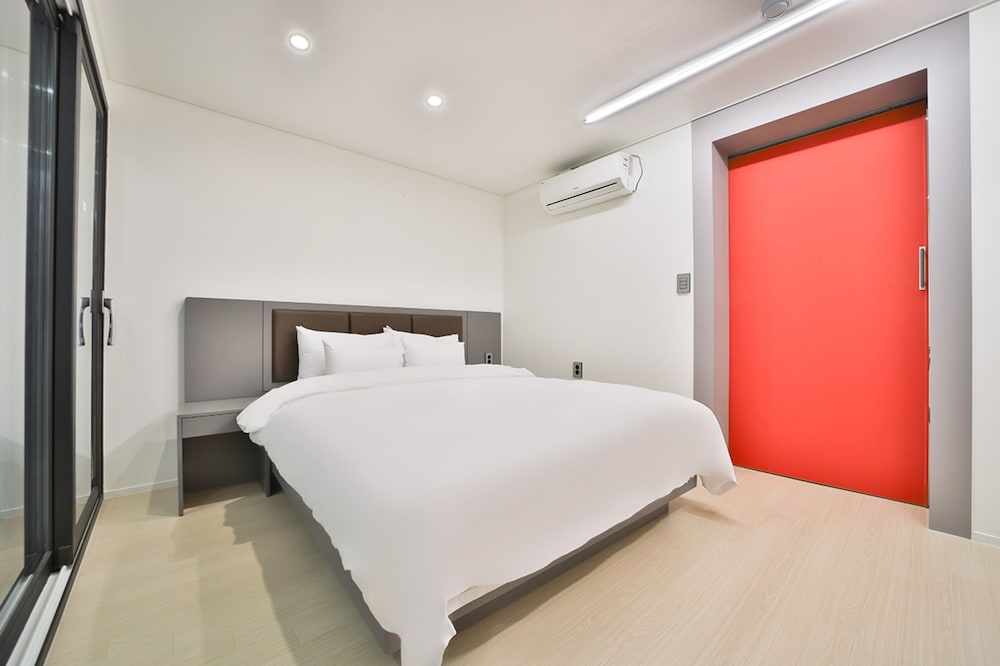 Premier Suite - Two Samsung 70" Smart TVs Included - Photo 4
