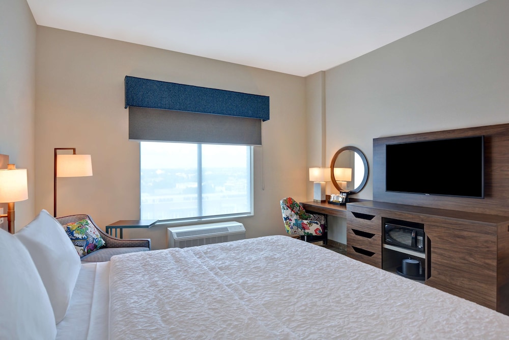 ADA Accessible Room, 1 King Bed, Accessible, Non Smoking (Hearing) - Photo 3