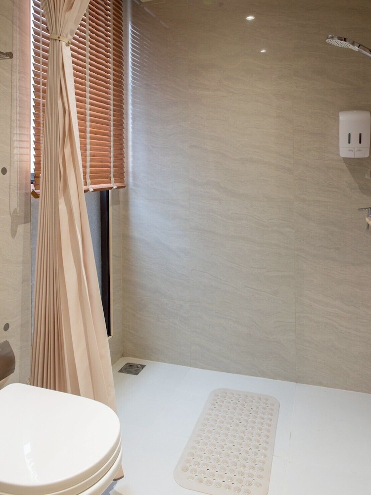 Room 203 photo 2