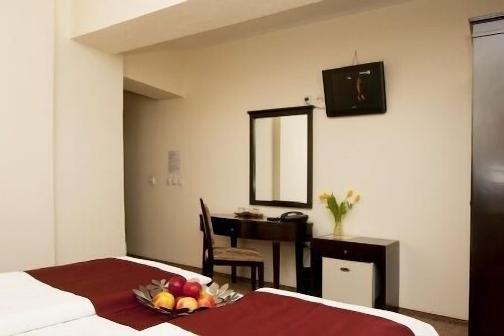 Standard Twin Room - Photo 5
