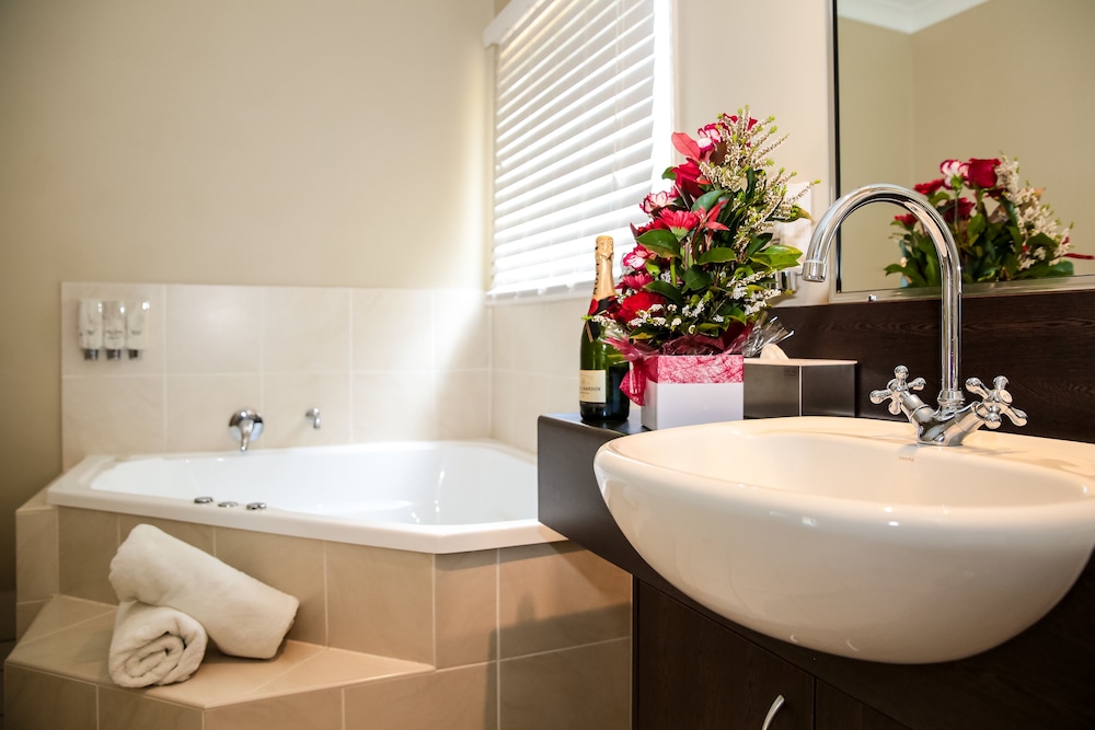 Deluxe Room, 1 King Bed, Non Smoking, Jetted Tub photo 2