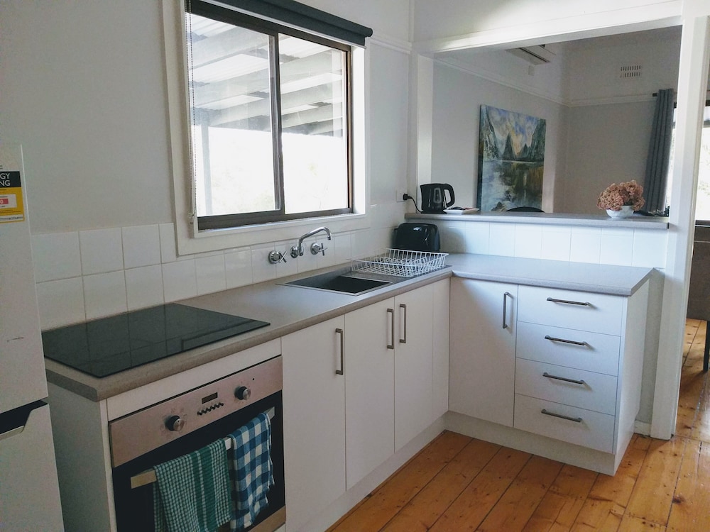 3 Bedroom Cottage - Photo 8
