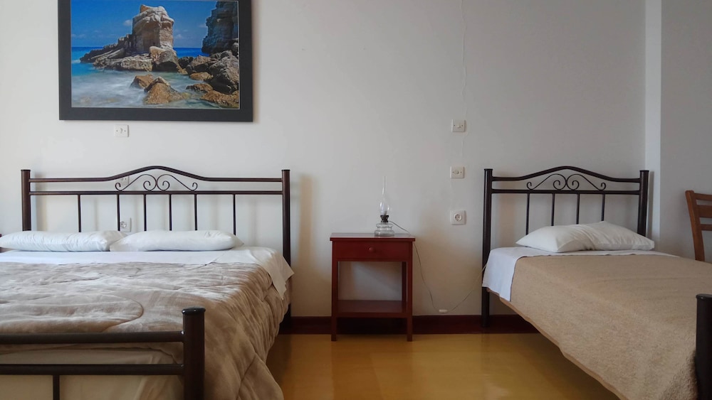 Economy Triple Room (9) photo 3