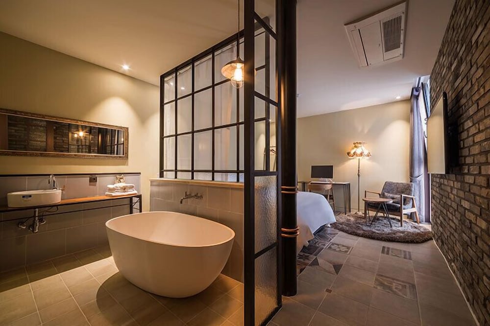 Standard Room (Bath Bomb Package) - Photo 6