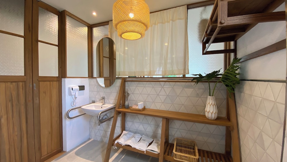 Accessible Luxury Suite with Bathtub on the Balcony - Photo 4