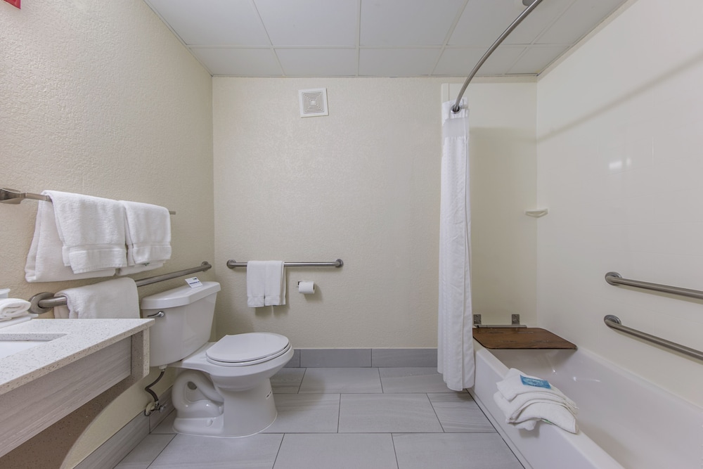 Room, 2 Queen Beds, Accessible Bathtub (Mobility) - Photo 2