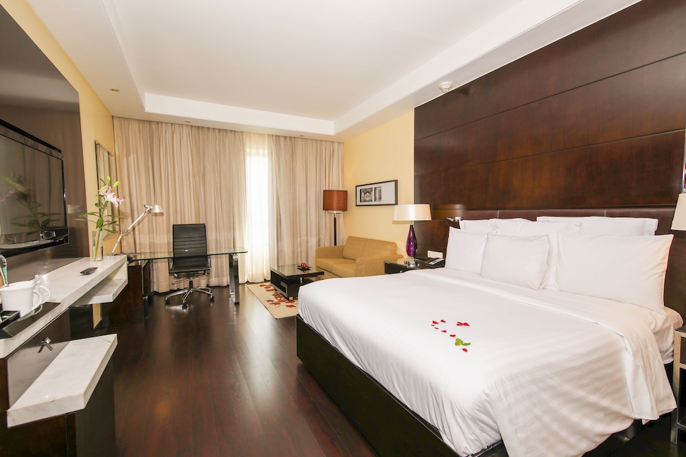 Club Suite, 1 King Bed - Photo 4