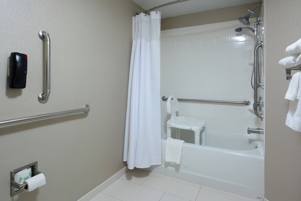 Studio, Multiple Beds, Bathtub (Mobility/Hearing Accessible, Tub) photo 3
