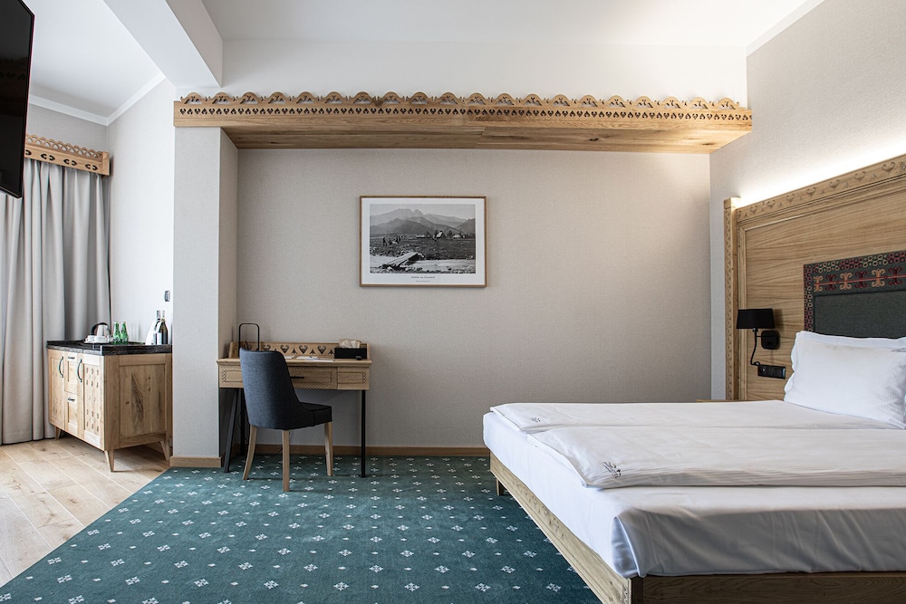 Deluxe Double Room, 1 Queen Bed with Sofa bed photo 3