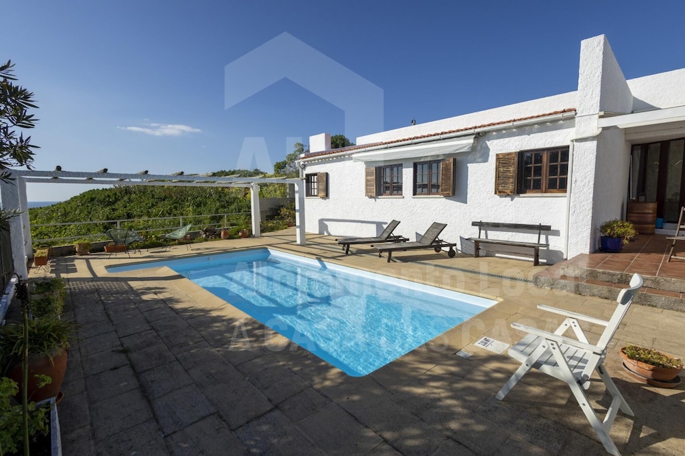 Villa photo 2