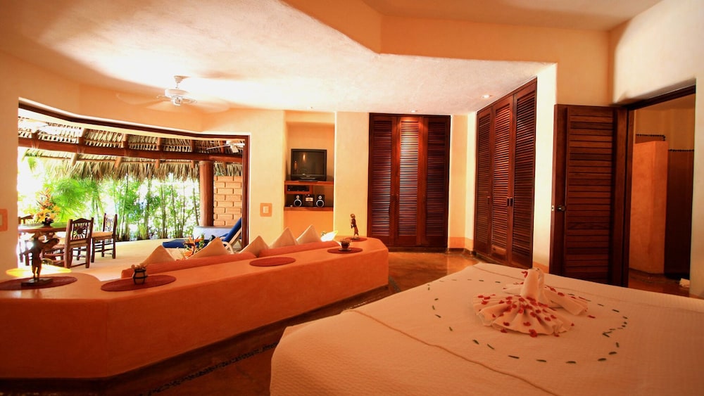 Superior Suite, 1 King Bed, Garden View photo 3