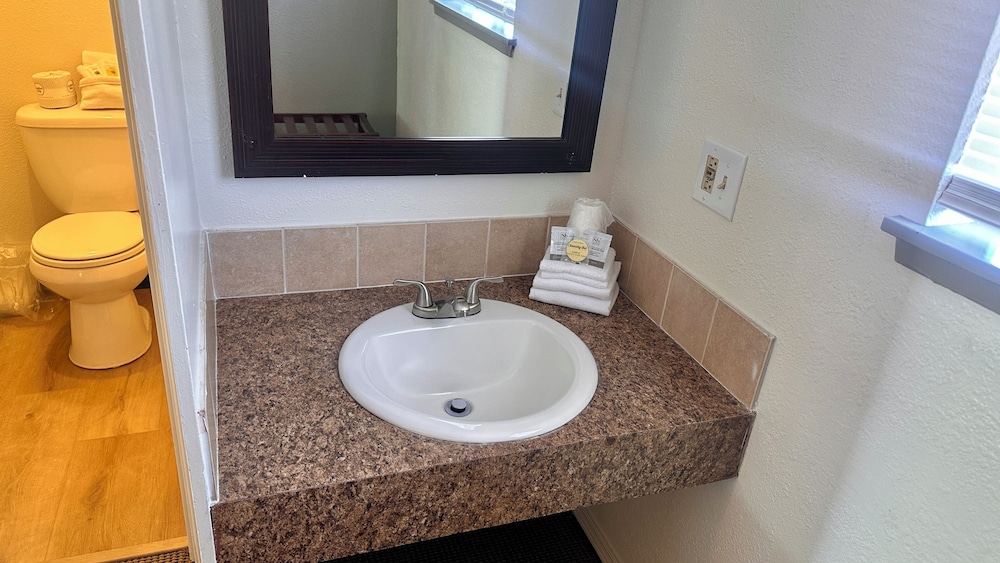 Signature Room, 1 King Bed, Non Smoking, Lake View photo 2