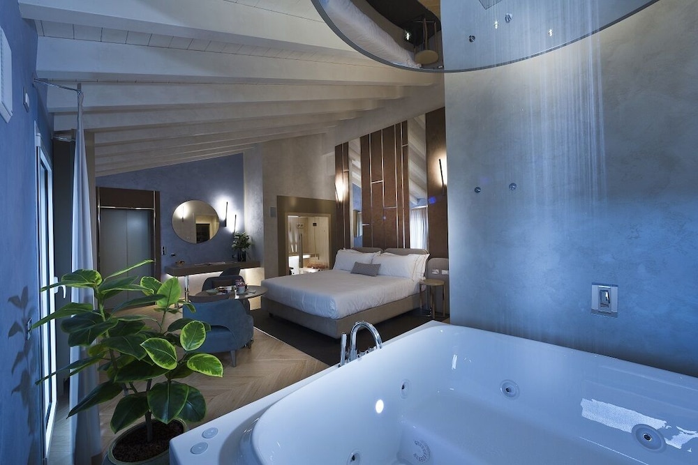 Aquamarine Suite with Spa access - Photo 1