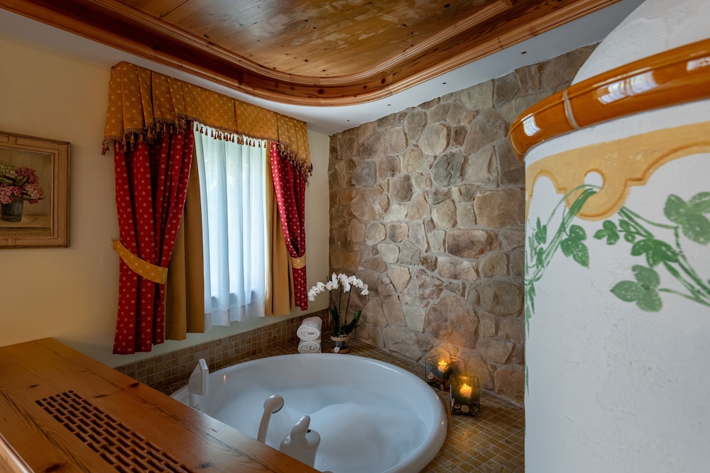 Romantic Suite, Hot Tub photo 2