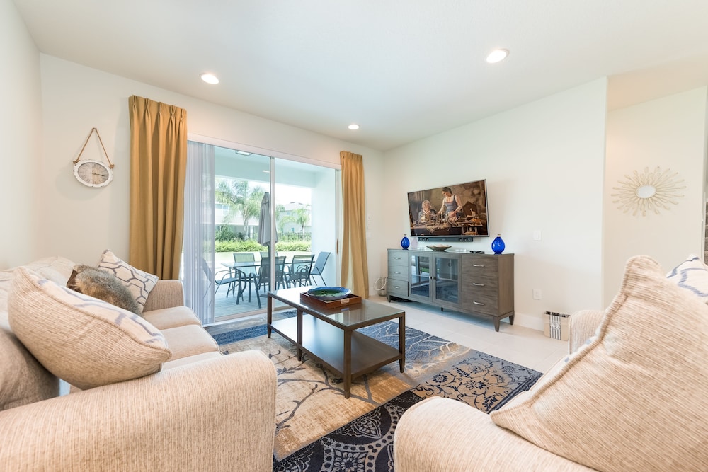 8 Bedroom Home Westside, Private Pool