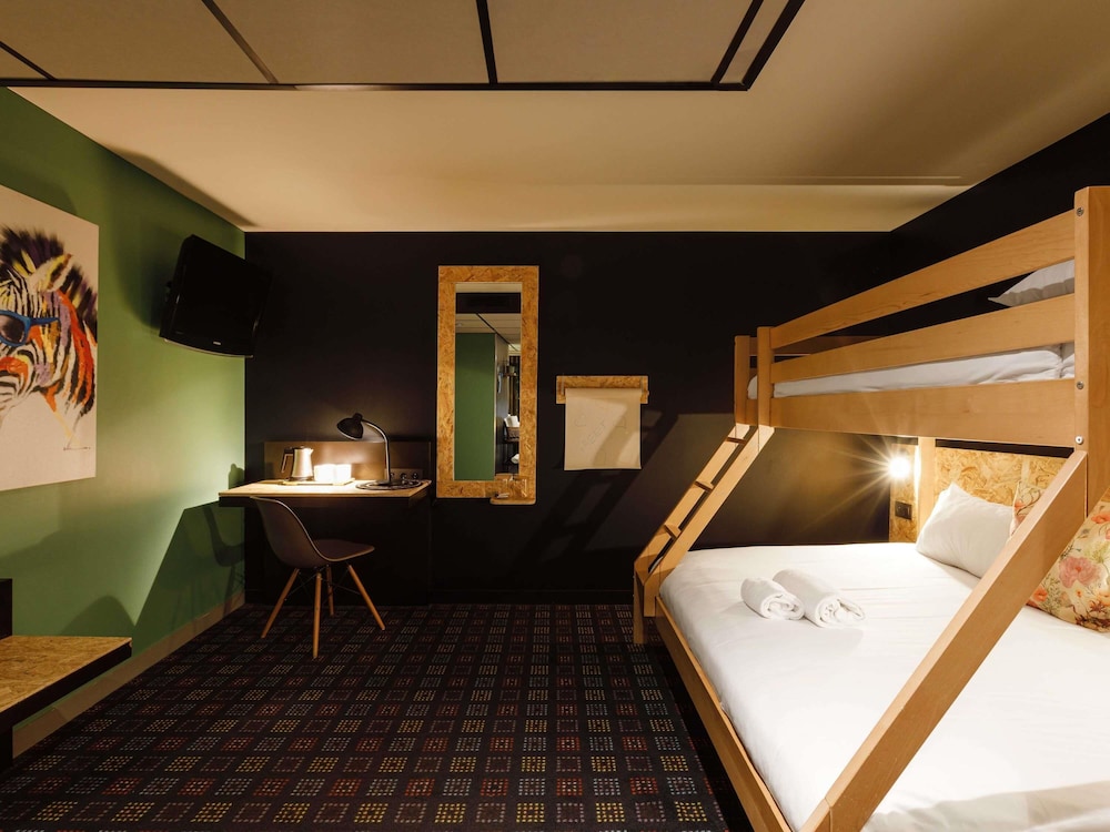 Standard Room, Multiple Beds thumbnail 6